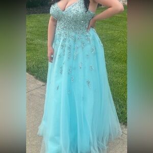 Prom Dress 
Worn once & in great condition !!
